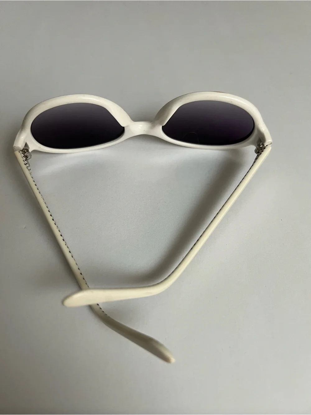 White Oval Sunglasses - Classic Women's Shades mod vintage Style